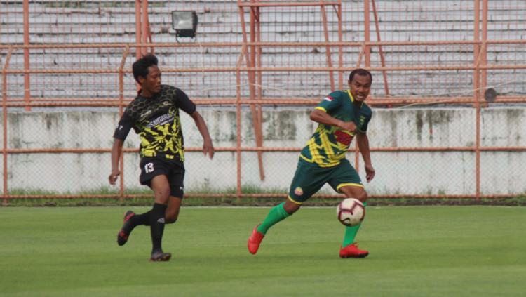 Legenda Persebaya, Mat Halil (kanan), merasakan rumput baru Stadion 10 November.