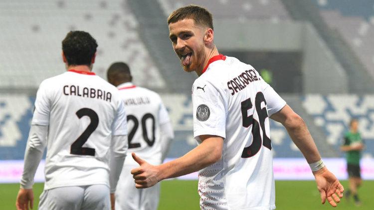 Alexis Saelemaekers sedang diliputi kebahagiaan setelah dirinya mendapat kontrak baru dari klub Liga Italia, AC Milan, dengan durasi hingga Juni 2026. - INDOSPORT
