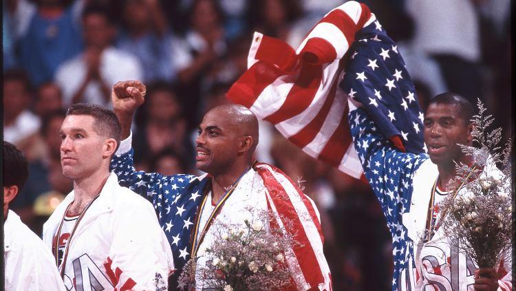 Chris Mullin, Charles Barkley, dan Magic Johnson yang tergabung dalam The Dream Team, di podium Olimpiade 1992.