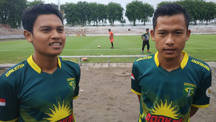 Fandi Eko Utomo (kiri) dan Wahyu Subo Seto pada saat menjajal rumput baru Stadion Gelora 10 November.