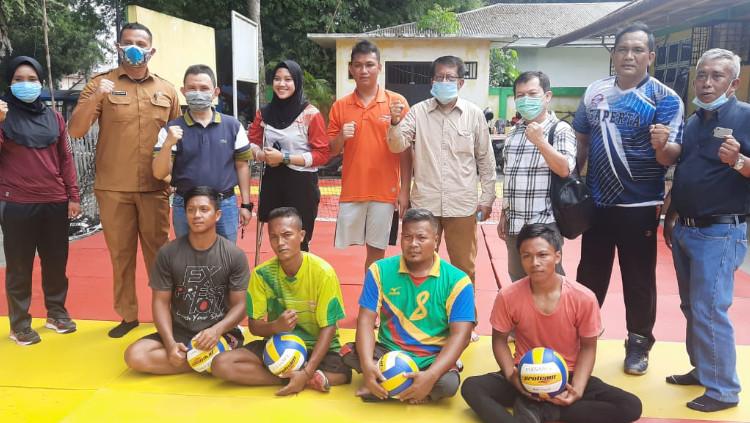 Deputi IV Kemenpora saat meninjau atlet difabel di Sekertariat NPC Sumut di Medan, Senin (21/12/20).