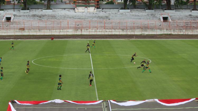 Pertandingan persahabatan Persebaya Allstar dalam rangka mengenang satu abad Bung Tomo di Stadion Gelora 10 November. - INDOSPORT