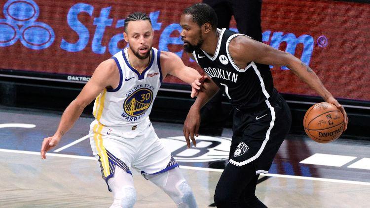 Stephen Curry dan Kevin Durant di laga pembuka NBA musim reguler 2020/21 antara Brooklyn Nets vs Golden State Warriors, Rabu (23/12/20). - INDOSPORT