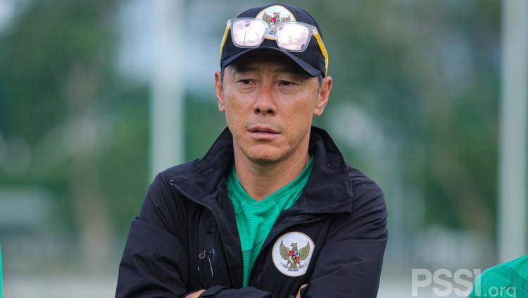 Pelatih Timnas Indonesia, Shin Tae-yong, menegur Rifad Marasabessy saat latihan di Dubai.
