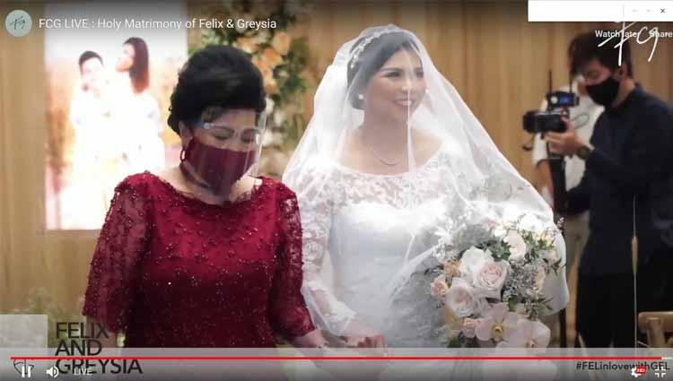 Pebulutangkis Greysia Polii melangkah ke pelaminan didampingi sibunda.