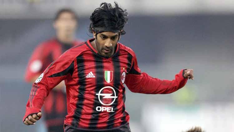 Vikash Dhorasoo saat masih bermain di AC Milan. Foto: CARLO BARONCINI/AFP via Getty Images. - INDOSPORT