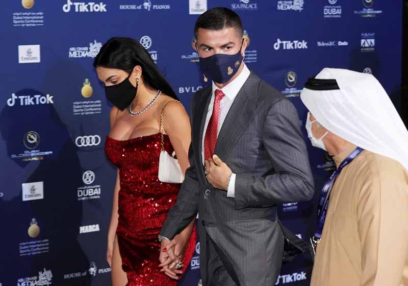 Cristiano Ronaldo dan Georgina Rodriguez tiba di Dubai saat menerima penghargaan Globe Soccer Awards 2020. Copyright: thesun.co.uk/Reuters