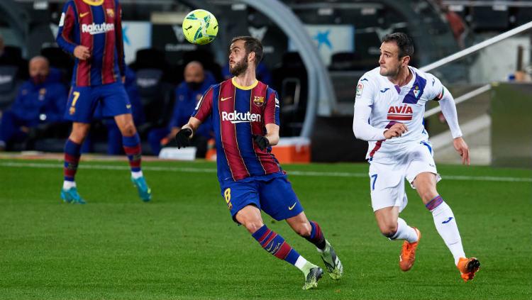 Aksi Miralem Pjanic di laga Liga Spanyol Barcelona vs Eibar.