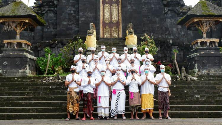 Kunjungan tim basket Bali United ke Pura Besakih, Kabupaten Karangasem, Kamis (31/12/20) siang.