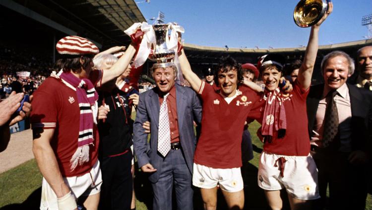 Tommy Docherty saat membawa Manchester United menjuarai final Piala FA 1977 mengalahkan Liverpool 2-1.