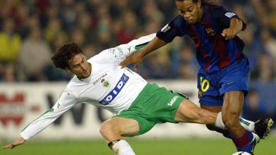 Bintang Barcelona, Ronaldinho, berupaya melewati pemain Racing Santander dalam pertandingan LaLiga Spanyol, 4 Januari 2004.