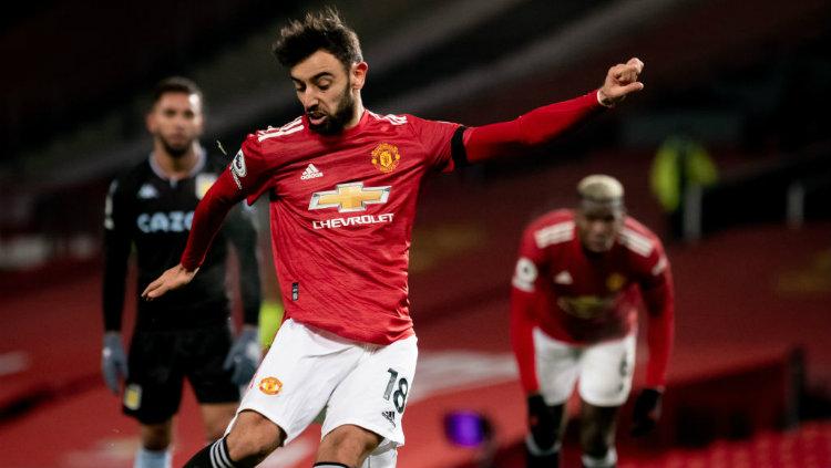 Proses terjadinya gol Bruno Fernandes di laga Manchester United vs Aston Villa. Copyright: Ash Donelon/Manchester United via Getty Images