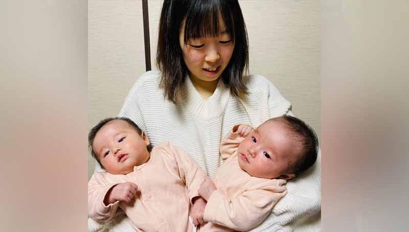 Ayumi Mine dengan bayi kembarnya. Copyright: k.sina.com.cn