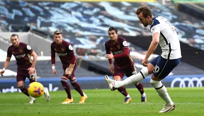 Harry Kane mencetak gol pertama untuk timnya dari titik penalti pada pertandingan Liga Premier di Stadion Tottenham Hotspur, London. - INDOSPORT