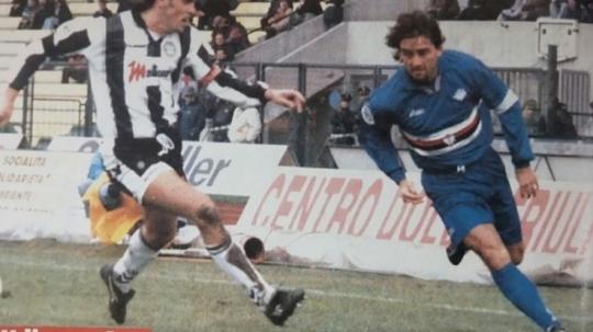 Striker legendaris Sampdoria, Roberto Mancini, berupaya melewati pemain Udinese dalam pertandingan Serie A Italia, 5 Januari 1997.