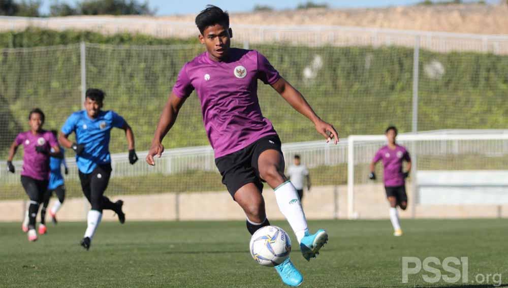 Penyerang Timnas U-19, Irfan jauhari saat laga internal game di Spanyol.