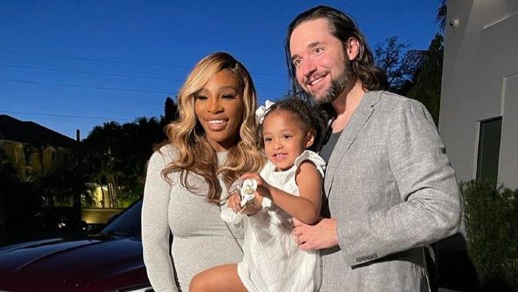 Serena Williams bersama Alexis Ohanian dan putri mereka. - INDOSPORT