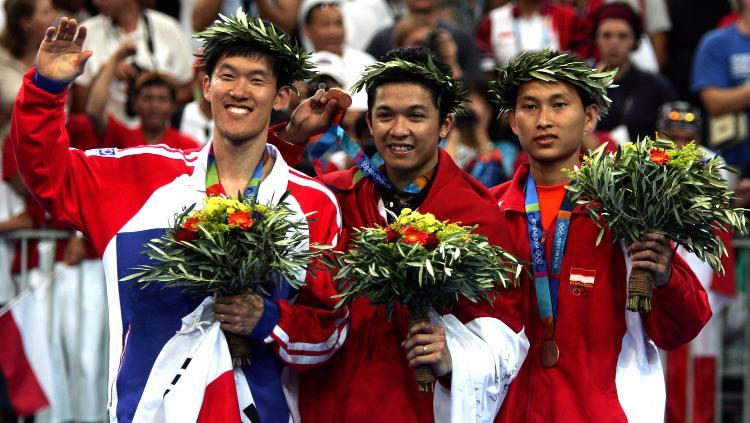 Shon Seung-mo, Taufik Hidayat, dan Sony Dwi Kuncoro di podium Olimpiade 2004 Athena.