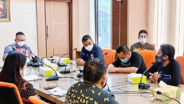 Suasana audiensi antara suporter PSIS, Snex dan Disporapar Jateng membahas Stadion Jatidiri. - INDOSPORT