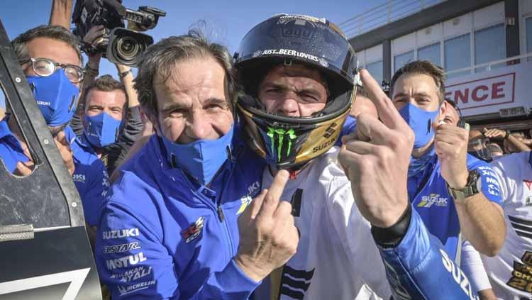 Manajer Team Suzuki Ecstar, Davide Brivio (kiri), bersama sang pembalap, Joan Mir. - INDOSPORT