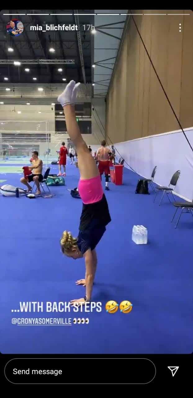 Adu Pose Yoga Gronya Somerville dan Mia Blichfeldt Copyright: Instastory@miablichfeldt