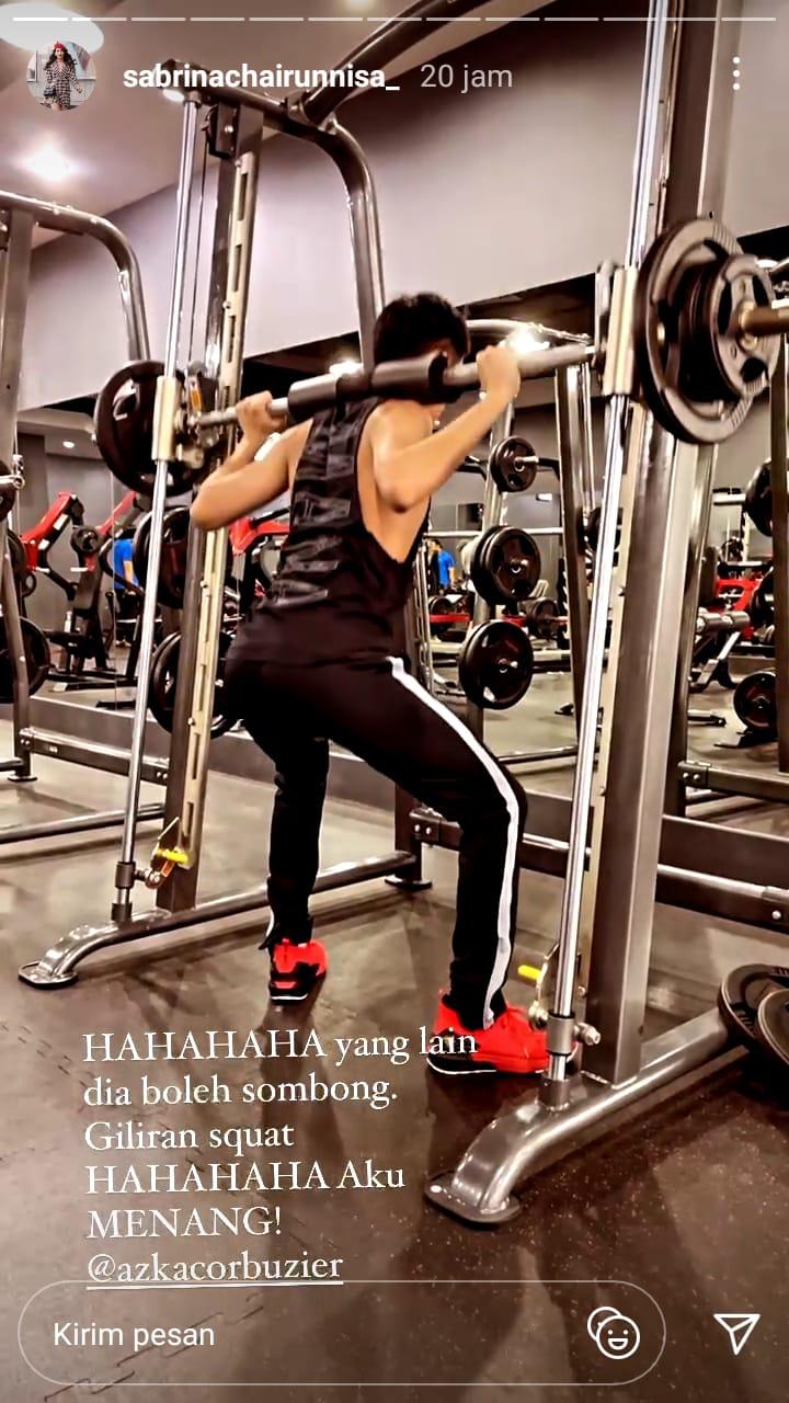 Sabrina Chairunnisa Ngakak Lihat Azka Corbuzier lakukan squat Copyright: instagram.com/sabrinachairunnisa_ Verified