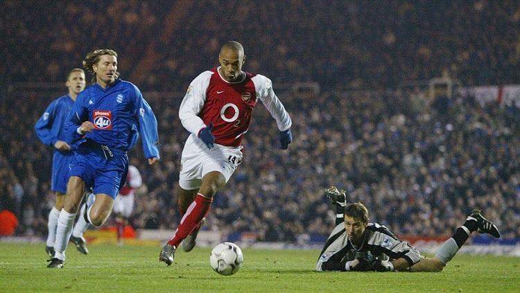 Momen Thierry Henry mencetak gol ke-100 untuk Arsenal dalam pertandingan Liga Inggris kontra Birmingham City, 12 Januari 2003.