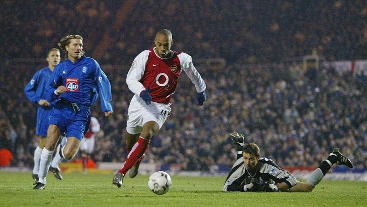 Momen Thierry Henry mencetak gol ke-100 untuk Arsenal dalam pertandingan Liga Inggris kontra Birmingham City, 12 Januari 2003. - INDOSPORT
