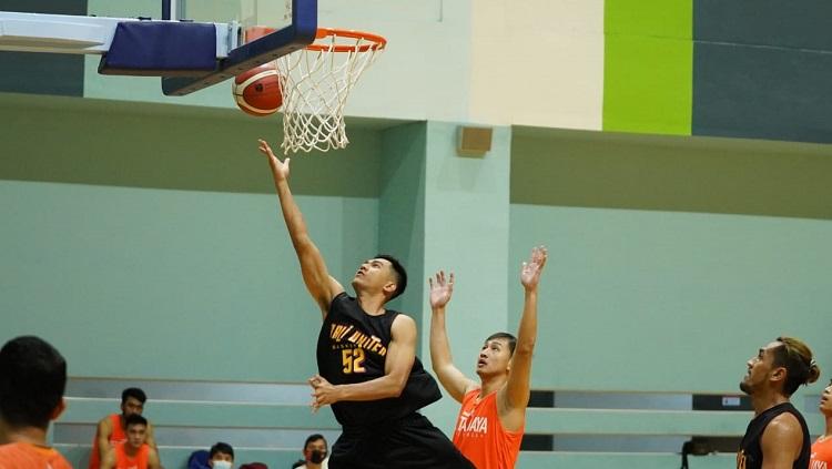 Uji coba antara tim basket Bali United melawan Pelita Jaya di Jakarta.