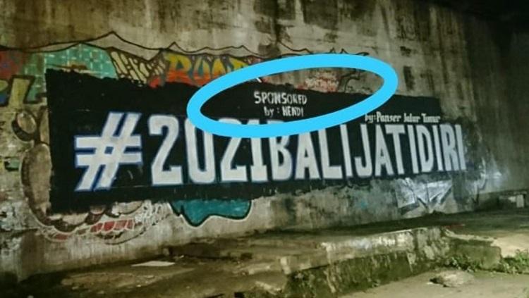Contoh mural Panser Biru yang dicorat-coret pihak tak bertanggung jawab.