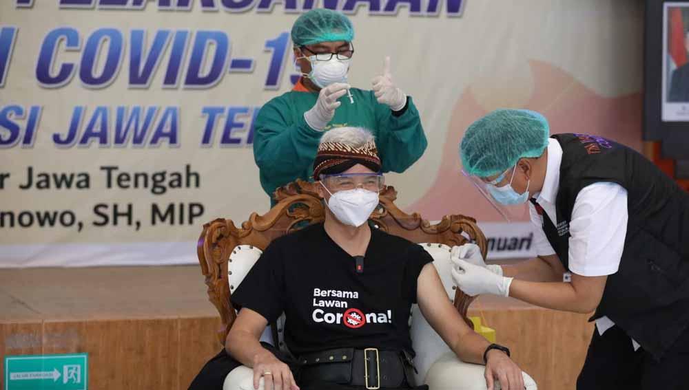 Gubernur Jawa Tengah, Ganjar Pranowo saat melakukan vaksinasi di RSUD Tugurejo, Semarang.