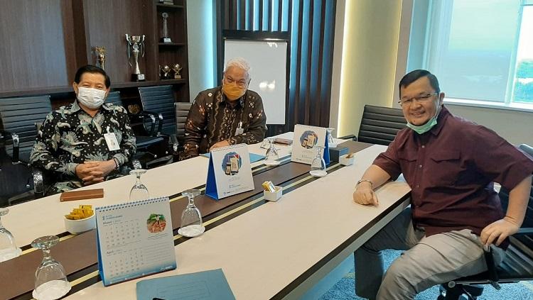 Manajer Sriwijaya FC, Hendri Zainuddin, saat melakukan lobi-lobi dengan Bank SumselBabel.