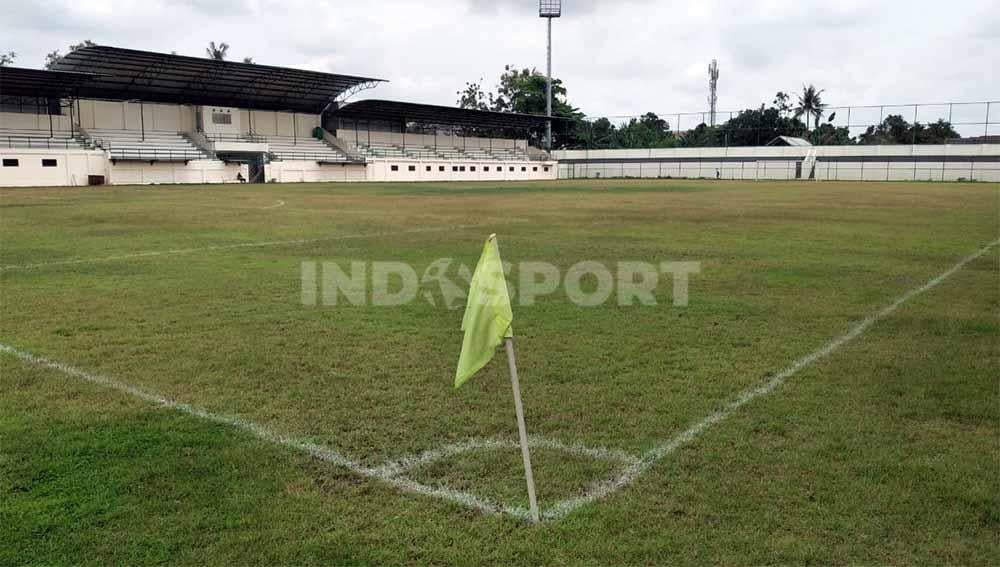 Rumput lapangan menggunakan jenis yang sama dengan Stadion Pakansari, kandang klub Liga 1, Persikabo 1973.
