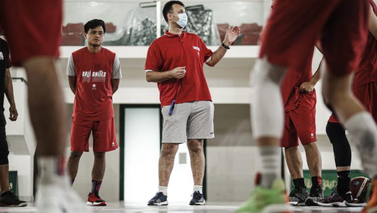 Pelatih asal Makedonia, Aleksandar Stefanovski saat memberikan instruksi dalam sesi latihan Bali United di Denpasar.
