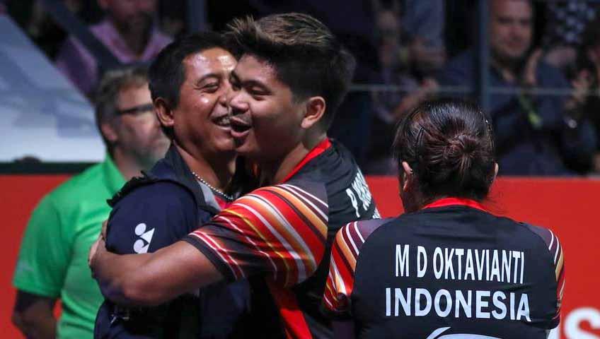 Pelatih ganda campuran Indonesia, Nova Widianto (kiri) bersama Praveen Jordan dan Melati Daeva Oktavianti.