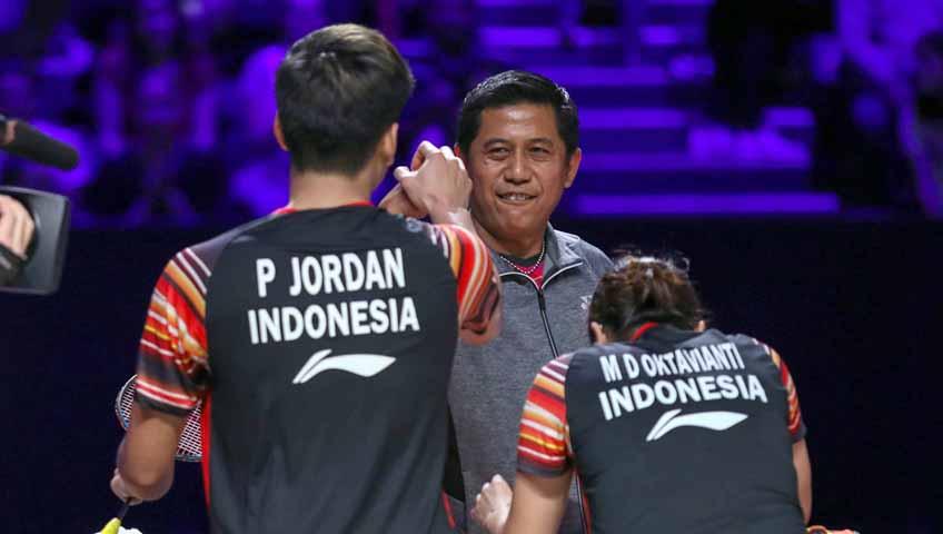 Pelatih ganda campuran Indonesia, Nova Widianto (tengah) bersama Praveen Jordan dan Melati Daeva Oktavianti. - INDOSPORT