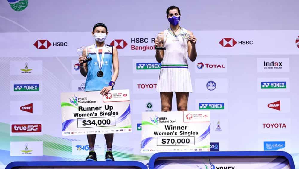 Carolina Marin (Kanan) asal Spanyol dan Tai Tzu Ying asal Taiwan berpose dengan medali usai pertandingan final Tunggal Putri, Yonex Thailand Open.