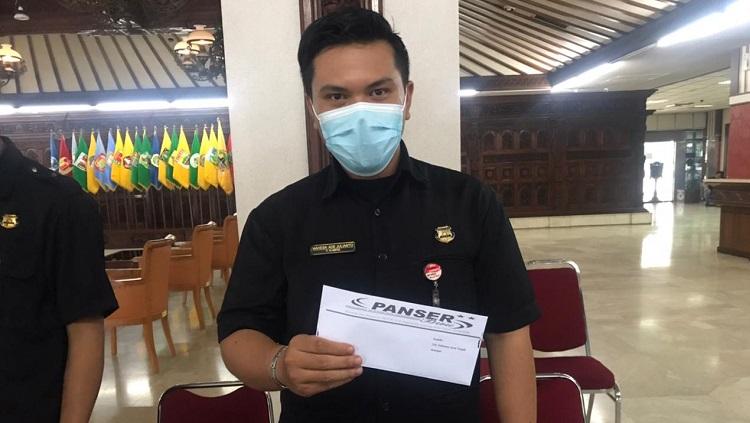Surat Panser Biru yang sudah diterima pihak security Kantor Gubernur Jawa Tengah untuk kemudian diteruskan ke staf Tata Usaha. - INDOSPORT