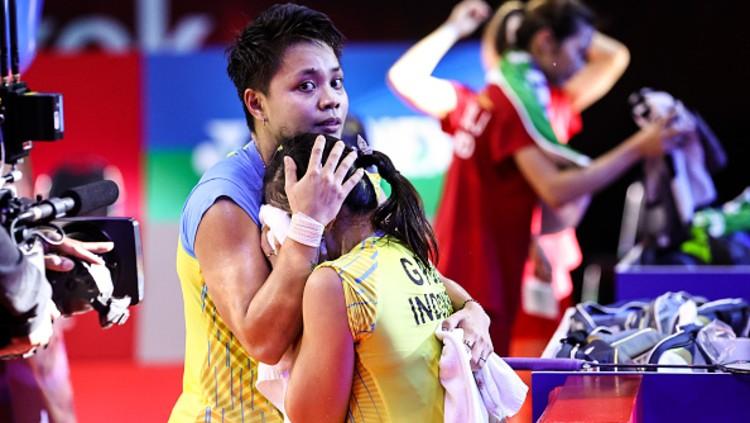 Greysia Polii dipeluk Apriyani Rahayu saat menangis usai juara Thailand Open 2021.