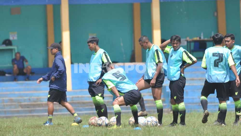 Gelandang Borneo FC, Hendro Siswanto, saat mengikuti kursus kepelatihan lisensi C AFC di Malang.