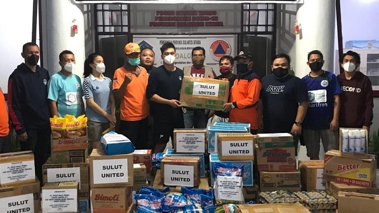 Perwakilan klub Liga 2 Sulut United memberikan bantuan kepada korban bencana alam di Provinsi Sulawesi Utara. - INDOSPORT