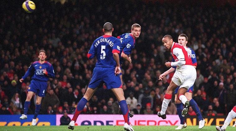 Striker legendaris Arsenal, Thierry Henry, menyundul bola dalam pertandingan Liga Inggris kontra Manchester United, 21 Januari 2007.