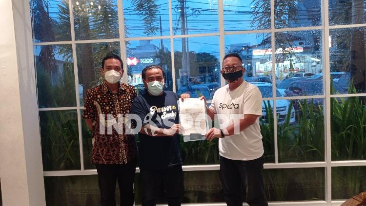 Kadisporapar Jateng, Sinoeng N. Rachmadi ketika menyerahkan surat izin pemakaian Jatidiri kepada perwakilan Panser Biru dan PSIS