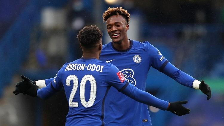 Selebrasi striker Chelsea, Tammy Abraham, usai membobol gawang Luton Town dalam pertandingan Piala FA, Minggu (24/1/21).