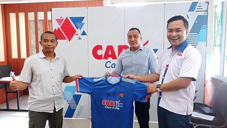 Perwakilan Carfix, Sigit (kanan) saat menyerahkan jersey kepada Ketua SIWO PWI Jateng, Erwin (kiri) dan disaksikan Ketua KONI Kota Semarang, Arnaz (Tengah).