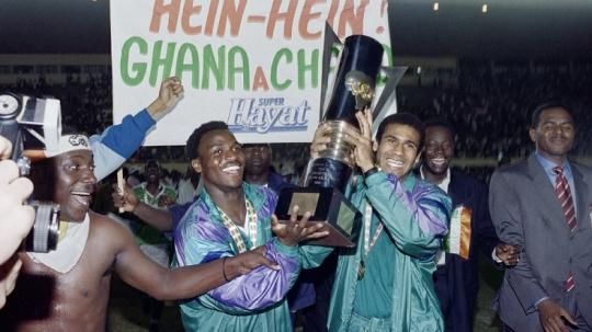 Selebrasi Pantai Gading mengarak trofi juara Piala Afrika usai menekuk Ghana di laga final, 26 Januari 1992.