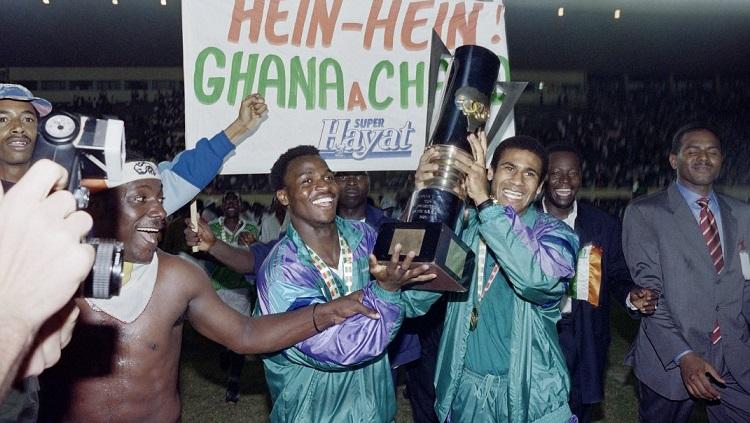 Selebrasi Pantai Gading mengarak trofi juara Piala Afrika usai menekuk Ghana di laga final, 26 Januari 1992. - INDOSPORT