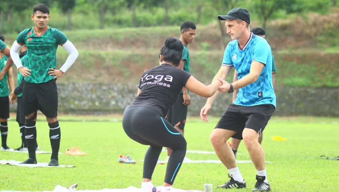 Tim Persikabo lakuka variasi latihan dengan ikuti olahraga Yoga.