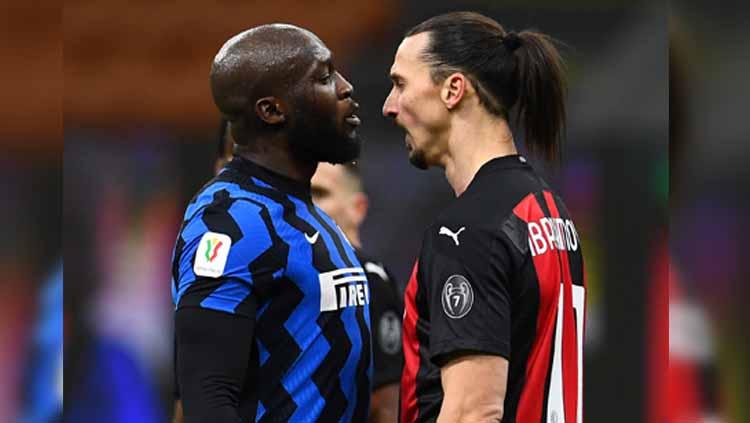 Romelu Lukaku dari FC Internazionale bentrok dengan Zlatan Ibrahimovic dari AC Milan di Coppa Italia.
