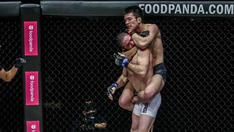 Shinya Aoki saat gunakan kuncian mematikan di ONE Championship.